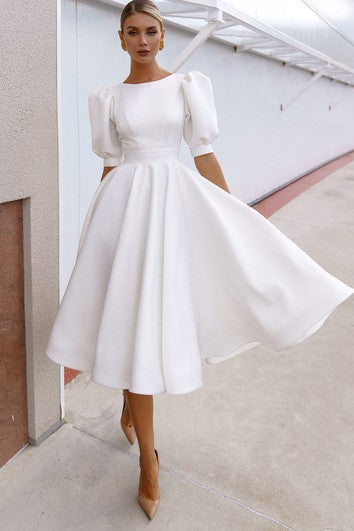 Elegantes knielanges A-Linien-Bateau-Satin-Brautkleid