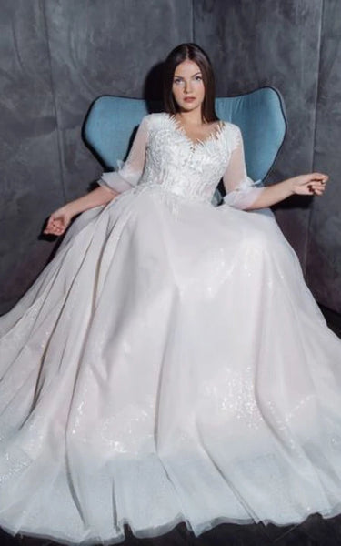 Robe de mariée trapèze à manches mi-longues et col en V avec appliques en dentelle