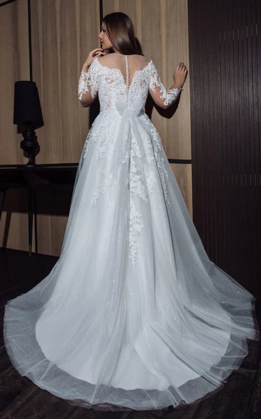 Robe de mariée trapèze grande taille à manches longues et décolleté dégagé avec appliques en dentelle