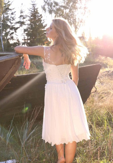 Robe longue en mousseline de soie et dentelle avec décolleté en cœur et dos lacé illusion