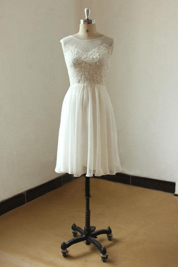 Robe trapèze sans manches en mousseline de soie et dentelle longueur genou