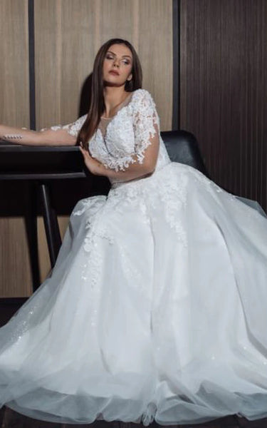 Robe de mariée trapèze grande taille à manches longues et décolleté dégagé avec appliques en dentelle