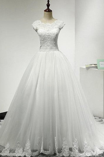 Robe trapèze en tulle à manches courtes et décolleté en bijou avec corsage en dentelle et ourlet en dentelle