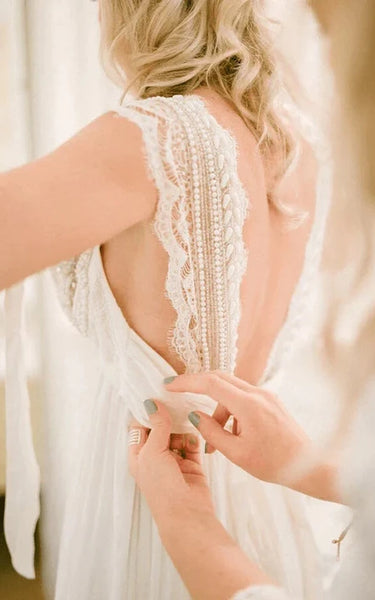 Vestido de novia casual con cubierta de cuello en V.