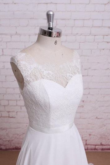 Robe trapèze en mousseline de soie sans manches avec corsage en dentelle et dos illusion