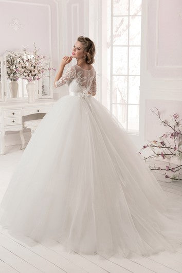 Robe de bal à manches longues en dentelle et tulle avec détails en cristal