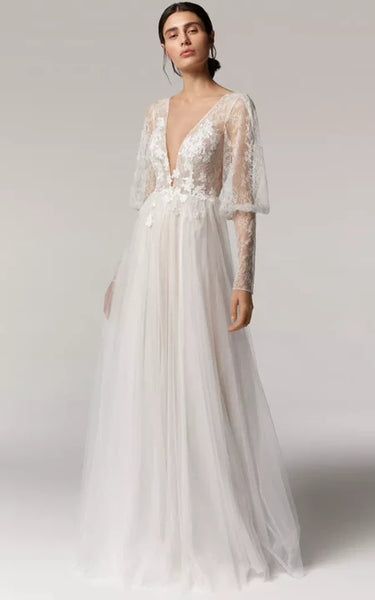 Robe de mariée trapèze en tulle à manches longues bouffantes et décolleté plongeant avec traîne