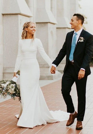 Robe de mariée fourreau moderne en satin à manches longues et à traîne dégagée