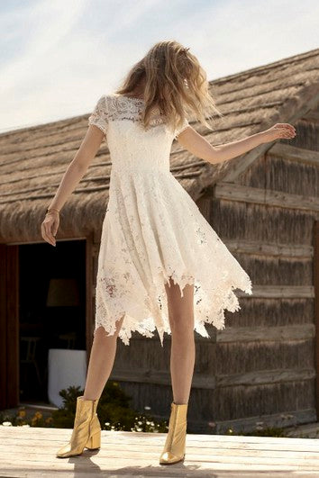 Knielanges, informelles, kurzärmliges Country-Brautkleid mit Illusionsspitzendetails