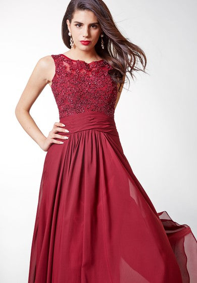 Precioso vestido de gasa larga de manga gorra con corpiño con encaje cubierto de encaje