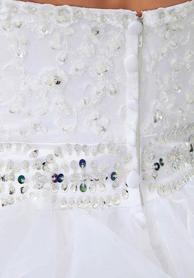 Vestido corto de niveles sin tirantes con volantes y cuentas