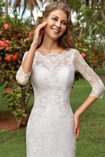 Robe longue en dentelle à décolleté plongeant et manches t-shirt avec dos corset et applications