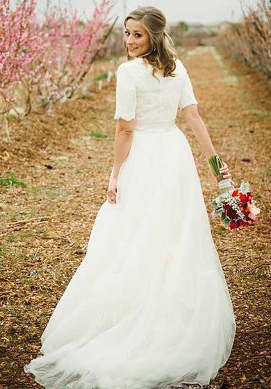 Robe de mariée princesse modeste à col rond et manches courtes avec haut en dentelle et ceinture