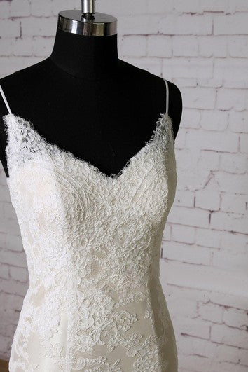 Vestido con cuello en V sin mangas de encaje de Sirena con correas de espagueti