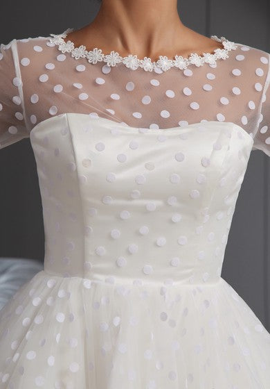 Vestido corto hasta la rodilla de ilusión de medio mangas con encaje y punto