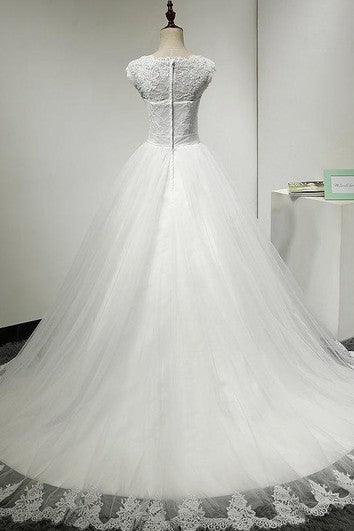 Robe trapèze en tulle à manches courtes et décolleté en bijou avec corsage en dentelle et ourlet en dentelle