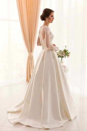 Robe trapèze longue en satin illusion à manches longues et bijoux avec applications