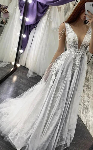 Vestido de encaje sin mangas con detalles de cristal