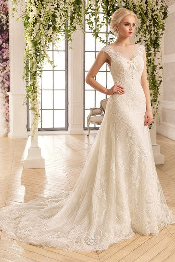 Vestido de encaje sin espalda sin espalda de tapa de tapa de bateau de una línea A con apliques y pliegues