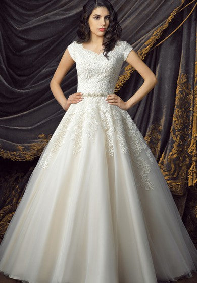 Robe de mariée princesse en dentelle et tulle avec ceinture scintillante et appliques