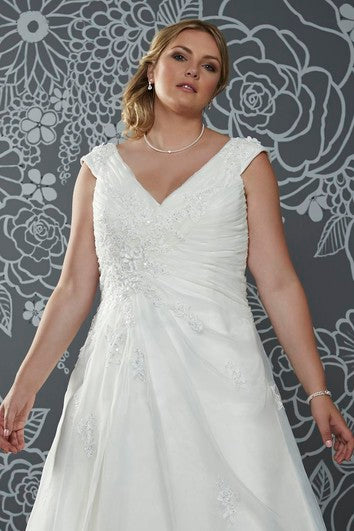 Robe trapèze longue en satin à col en V et traîne courte avec lacets dans le dos
