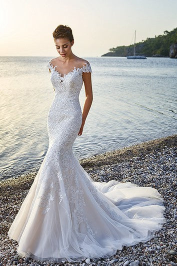 Robe de mariée trompette longue au sol, col en V, manches cape, dentelle et tulle avec appliques