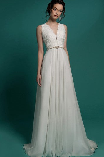 Robe trapèze longue en mousseline de soie illusion sans manches à col en V avec perles et appliques en dentelle