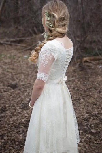 Robe de mariée modeste de style campagnard bohème en dentelle et tulle à col rond et manches courtes illusion
