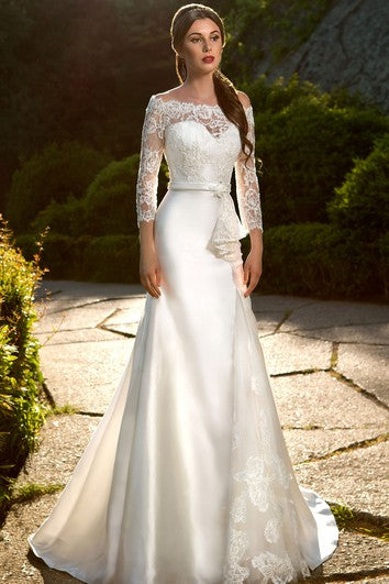 Robe trapèze longue en satin illusion à épaules dénudées et manches t-shirt avec applications en dentelle et volants