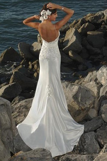 Vestido de novia de satén con tiras de espagueti.