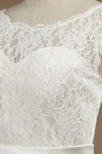 Robe sirène en dentelle à manches courtes et col rond avec ceinture en satin