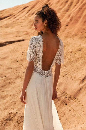 Vorne geschlitztes, tiefes Halbarm-Hochzeitskleid aus böhmischer Spitze und Chiffon mit offenem Rücken