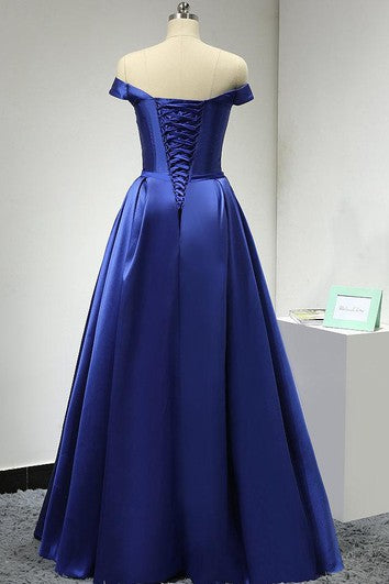 Vestido de satén fuera del hombro