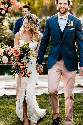 Robe de mariée éthérée en dentelle, longueur au sol, fourreau spaghetti, sans manches, avec devant fendu