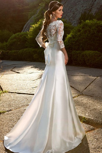 Robe trapèze longue en satin illusion à épaules dénudées et manches t-shirt avec applications en dentelle et volants