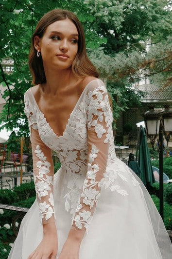 Elegante cuello en V un vestido de corte de vestir de pelota hasta el piso de la corte de la manga de la manga larga con apliques