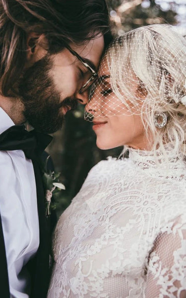 Vestido de novia de manga larga sin espalda sin espalda de encaje de cuello alto con tren de barrido