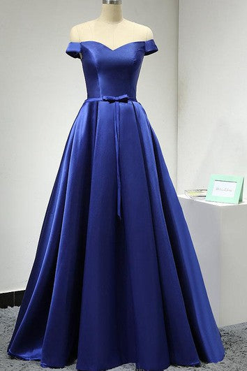 Vestido de satén fuera del hombro