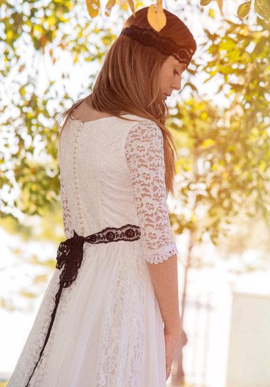 Robe de mariée plissée à manches courtes en dentelle bateau avec ruban en dentelle