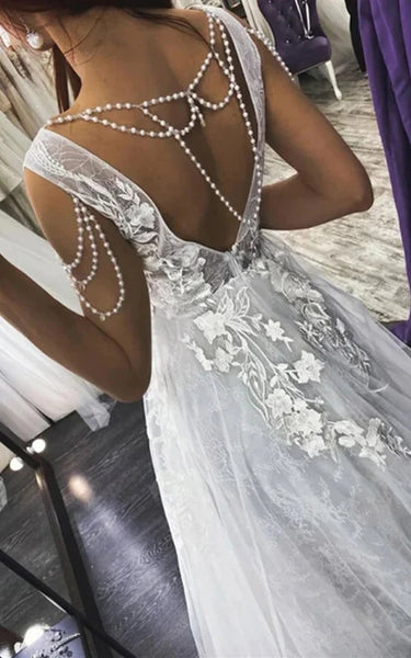 Vestido de encaje sin mangas con detalles de cristal