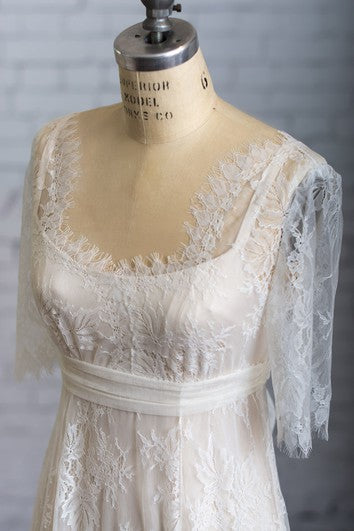 Vestido de manga de media ilusión de cuello cuadrado de encaje largo con arco