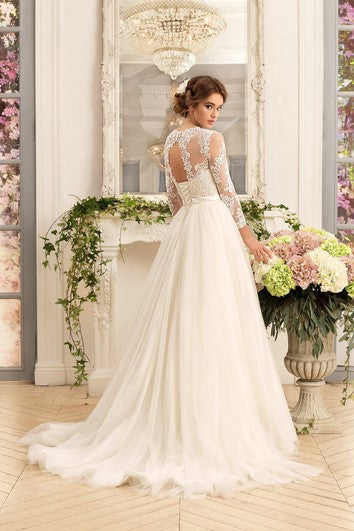 Robe trapèze longue au sol avec manches illusion et lacets en tulle avec applications et plis