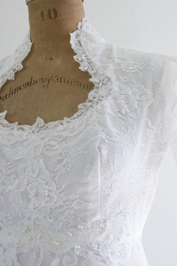 Robe trapèze en dentelle à manches courtes et décolleté Queen Anne avec perles