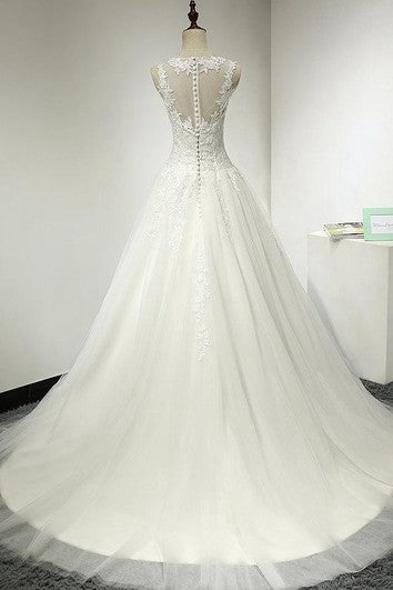 Robe trapèze sans manches en tulle et dentelle avec décolleté bijou et dos trou de serrure