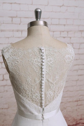 Robe trapèze en mousseline de soie sans manches avec corsage en dentelle et dos illusion