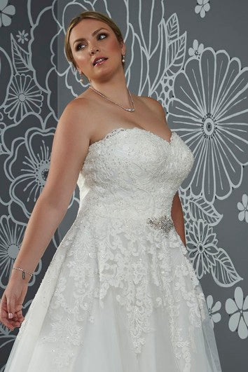Robe trapèze en satin à traîne courte et sans manches avec décolleté en cœur et lacets dans le dos
