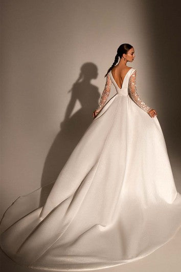 Hermoso vestido de novia de bola de pelota con ruchabes y cinta