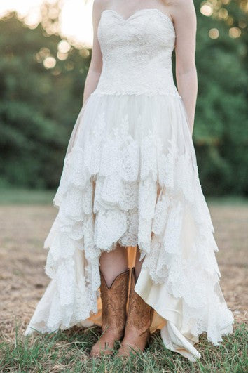 Boda en el campo con encaje alto dobladillo el vestido de guinvere