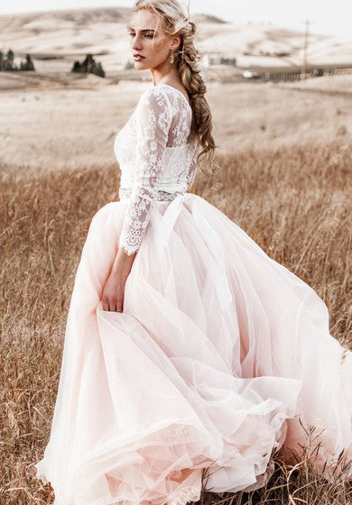 Robe de mariée élégante en dentelle et tulle avec traîne et manches 3/4 et ruban