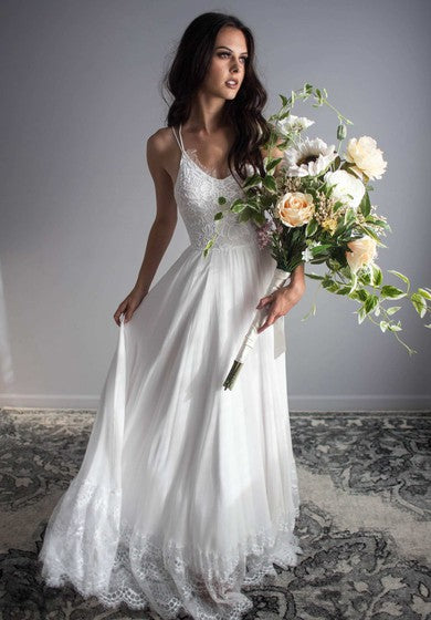 Elegante vestido de novia de encaje de gasa sin mangas en el piso